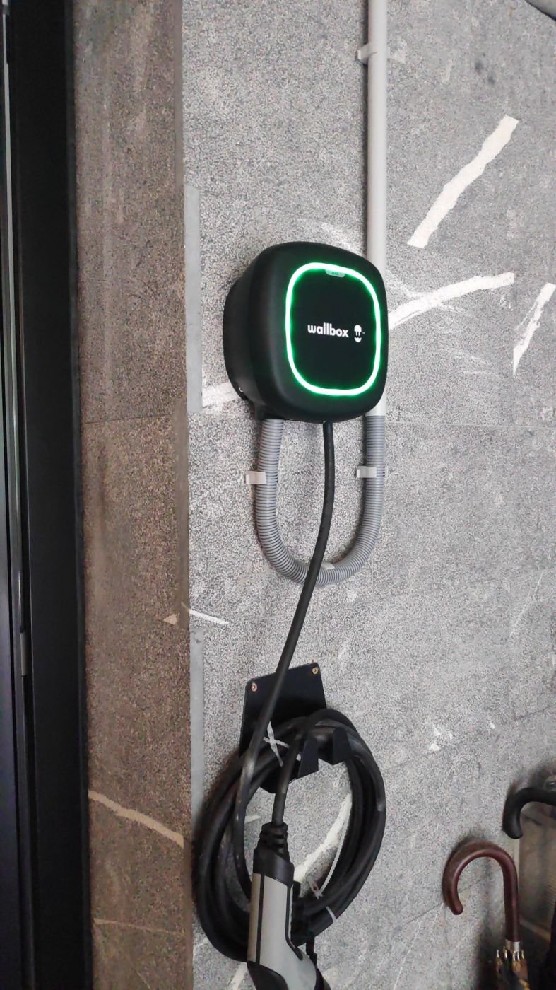 Punto de recarga en garaje de vivienda