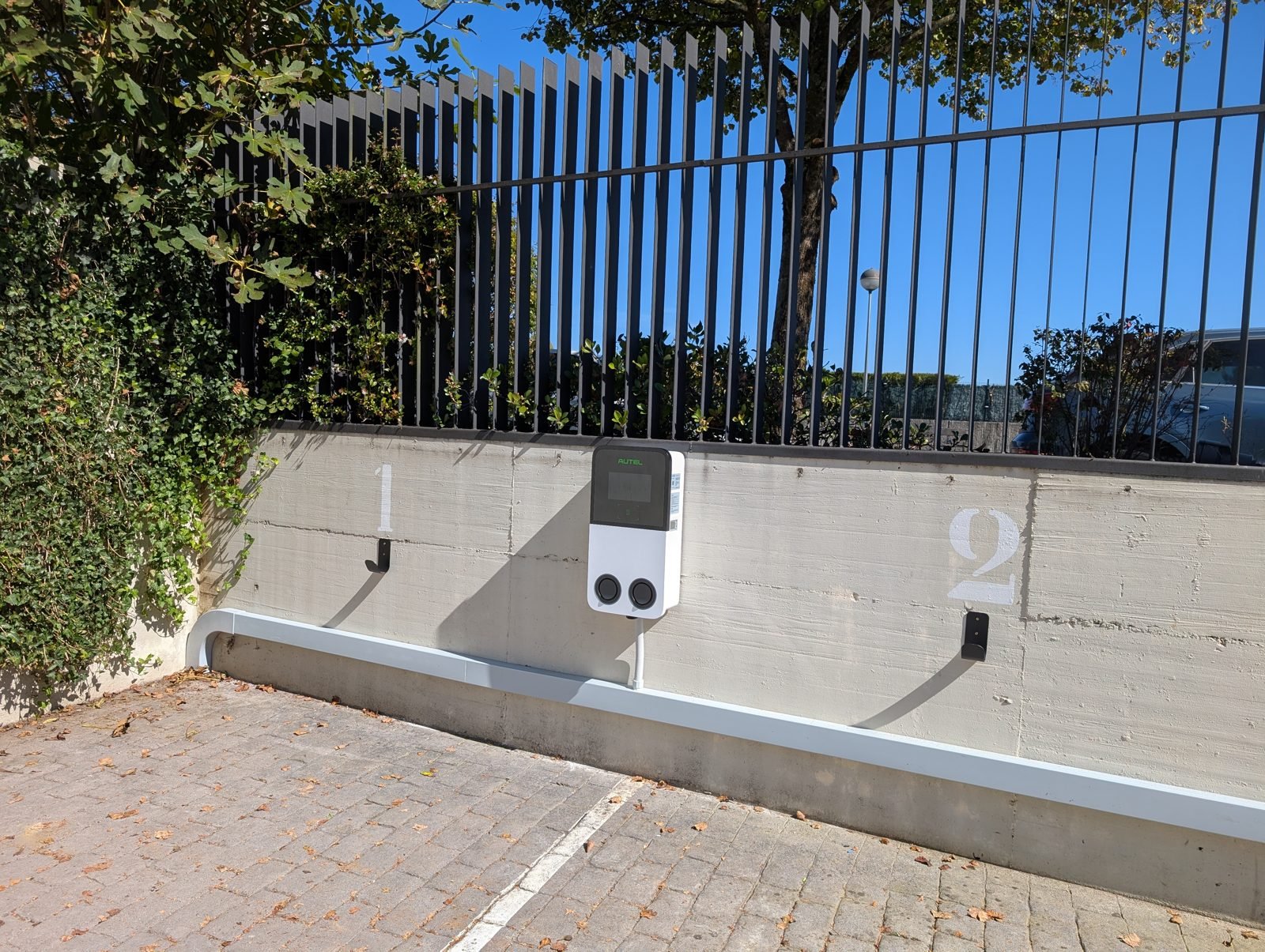 Punto de recarga doble en parking exterior
